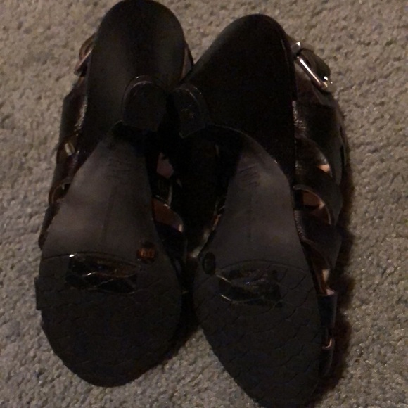 THESE ARE AWESOME SANDALS!!  NEVER WORN- SIZE 6 - Picture 2 of 2